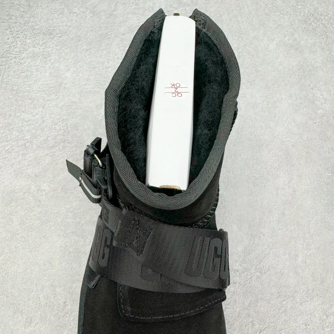 Pick up locally 💰640 UGG 5013 snap-on men's autumn and winter sheepskin and fur integrated snow boots. All shoes are made from the same factory as ZP. Longfeng A-grade Australian imported sheepskin and fur integrated men's boots. Brand OEM production line. Fully follow the ZP process. Original pattern maker of the OEM. Adhering to the principle of no original shoes and no development selection. Pay attention to every detail. The most authentic version on the market TREADLITE "Light Wing" technology outsole Lightweight/durable/flexible/pile size: 40 41 42 43 44 Coding: by3936050
